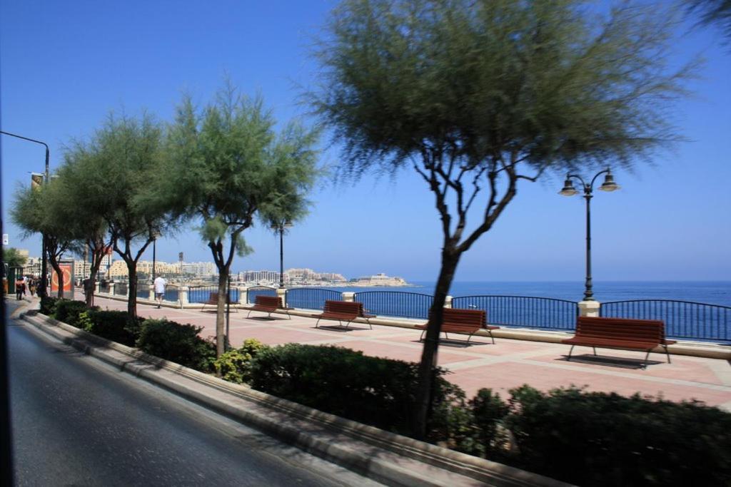 Seaview Apartment In Fort Cambridge, Sliema Zewnętrze zdjęcie